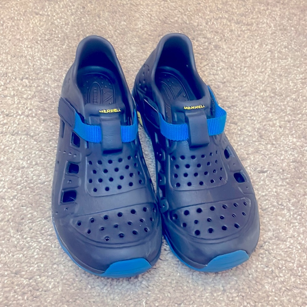 Boys Merrill swim shoes blue size 3